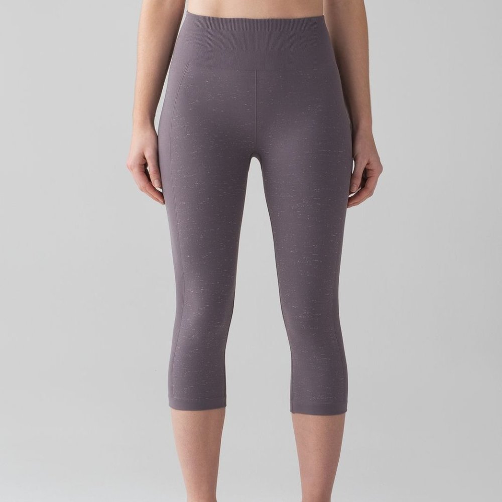 Lululemon Free To‎ Flow Crop (17") in Magnum / White Yoga Athleisure Loungewear